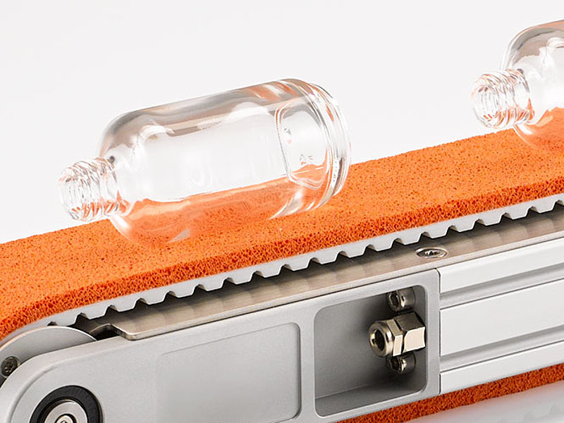 Kleines Förderband für den Transport von Glasflaschen
